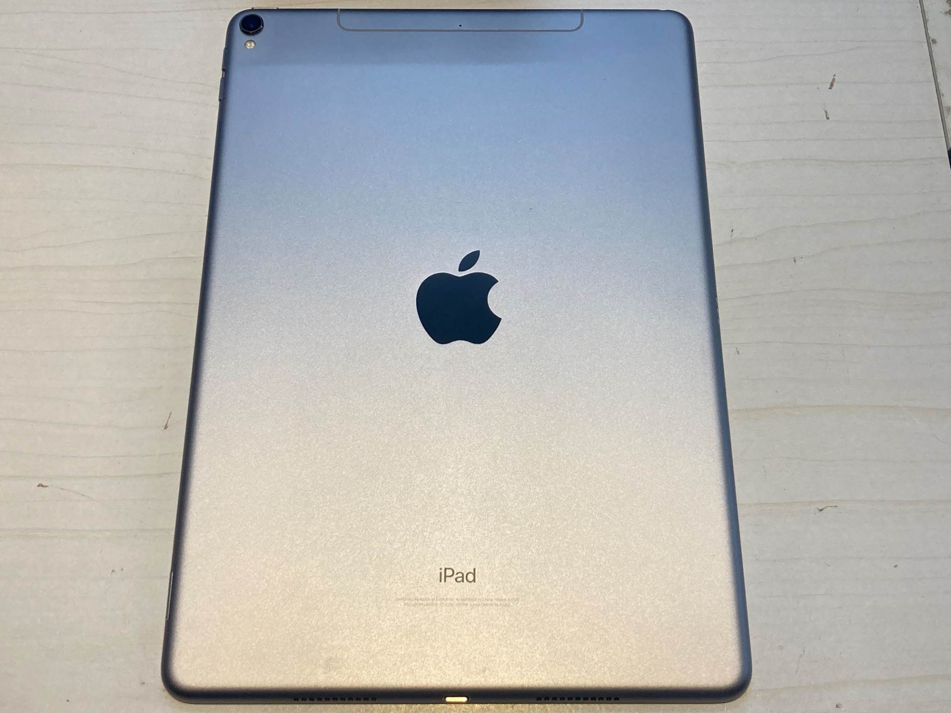 【E】iPad Pro 10.5インチ Wi-Fi + Cellulari 64GB MQF12J/A A1709写真2