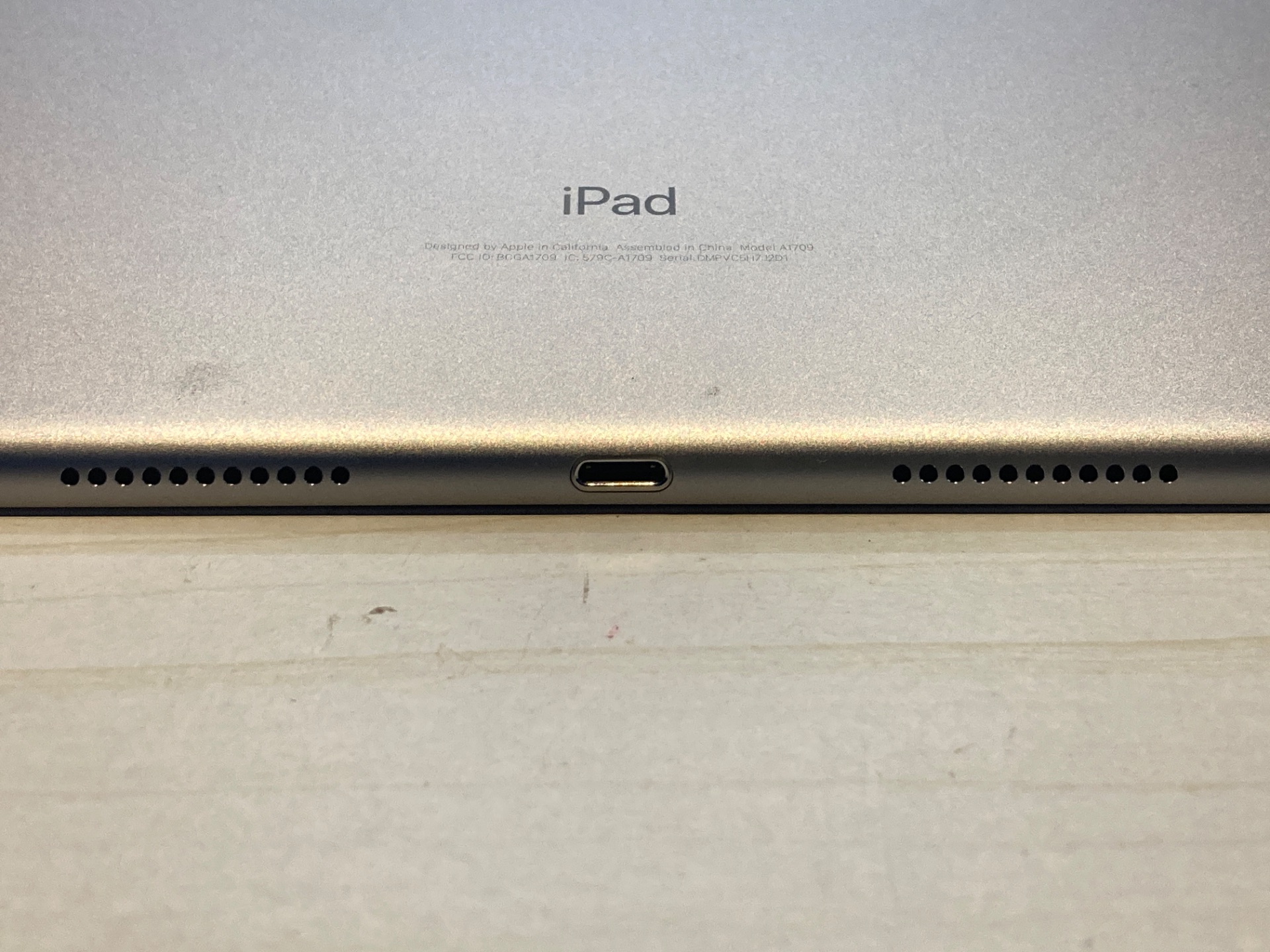 【E】iPad Pro 10.5インチ Wi-Fi + Cellulari 64GB MQF12J/A A1709写真3