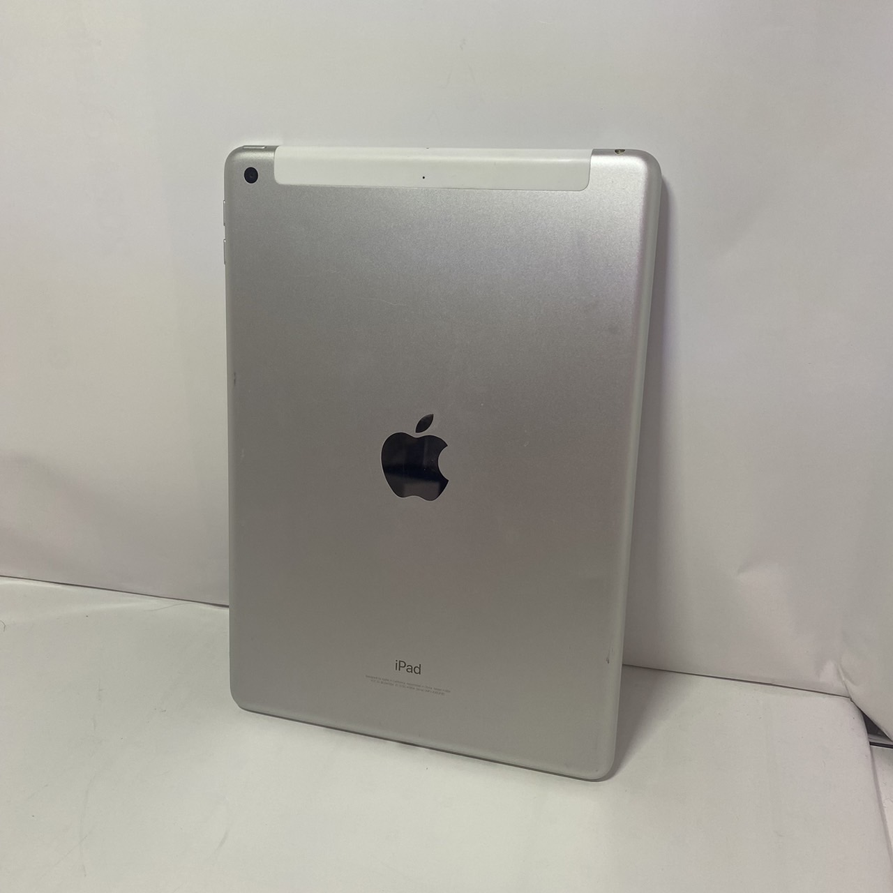④iPad 9.7インチ 第6世代 Wi-Fi+Cellular 32GB MR6P2J/A写真2