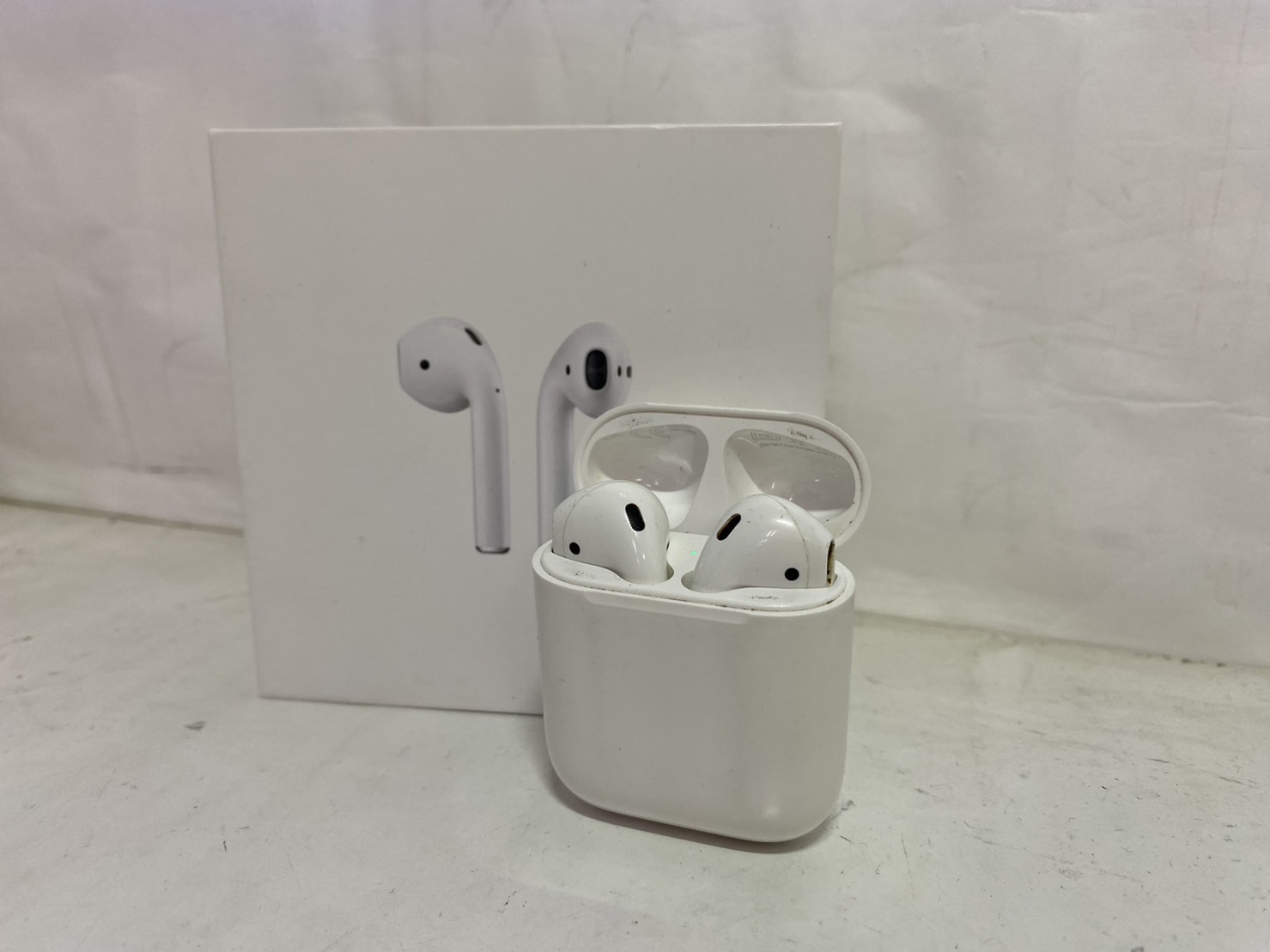 オーディオ機器Apple AirPods 第一世代 - ヘッドフォン/イヤフォン