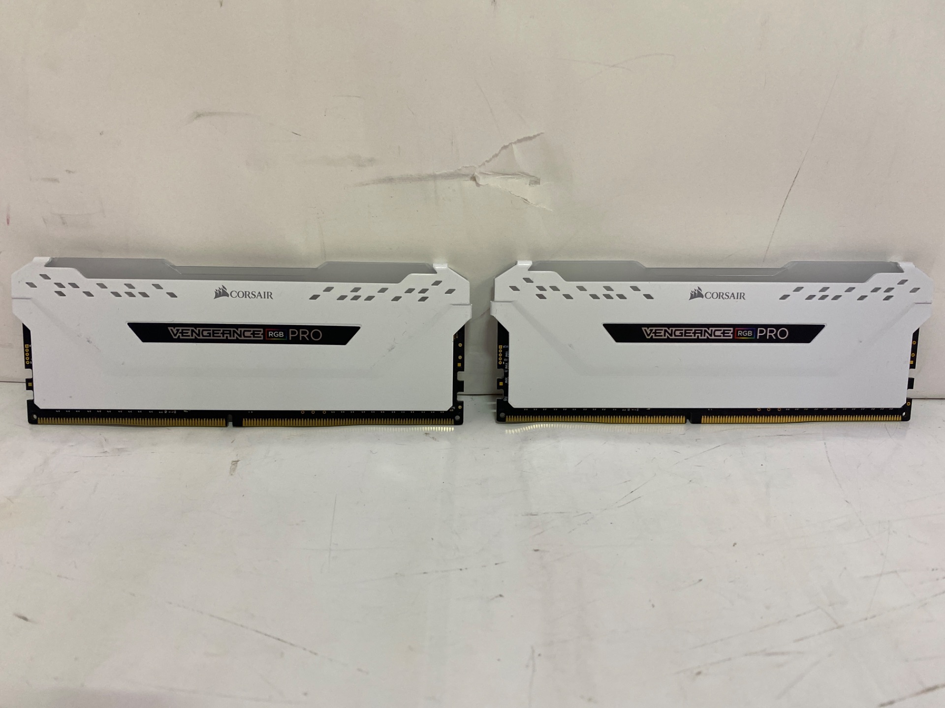 Corsair CMW16GX4M2C3200C16W [DDR4 PC4-25600 8GB 2枚組]