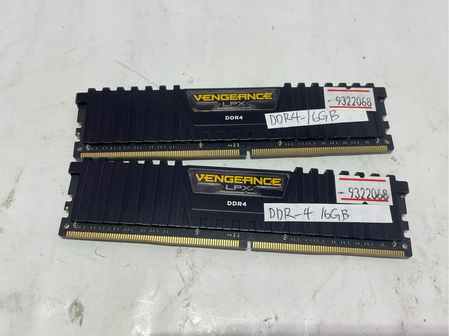 Corsair CMK32GX4M2A2666C16 [DDR4 PC4-21300 16GB 2枚組]の激安