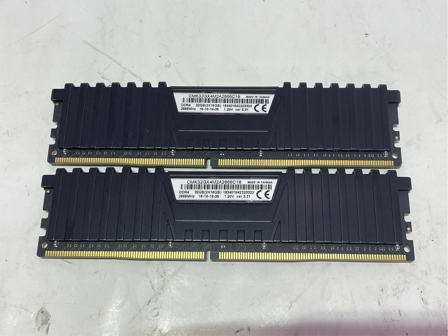 Corsair CMK32GX4M2A2666C16 [DDR4 PC4-21300 16GB 2枚組]の激安通販 