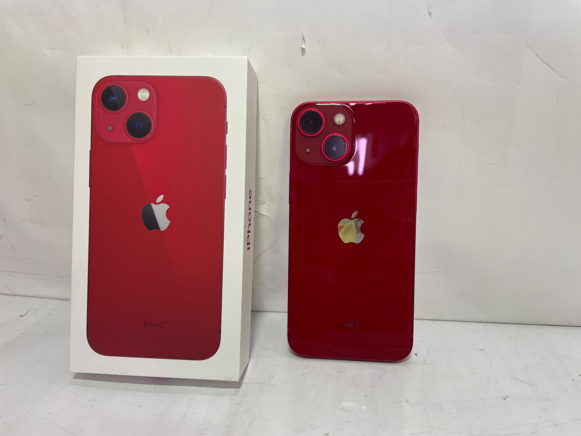 【値下げ◆写真追加】iPhone 13 mini／256GB／赤 Amazon | 【整備済み品】 Apple iPhone 13 256GB (PRODUCT)RED