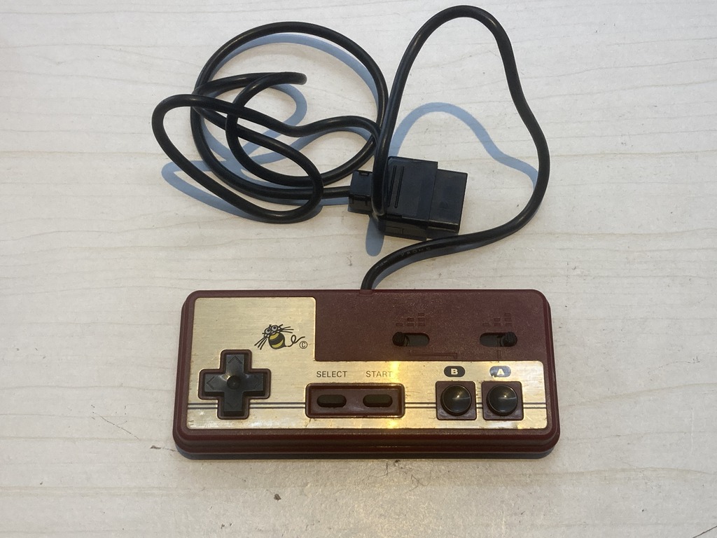任天堂（推定） ファミコン用ソフト ファミコンコントローラー（ハチマーク付き）