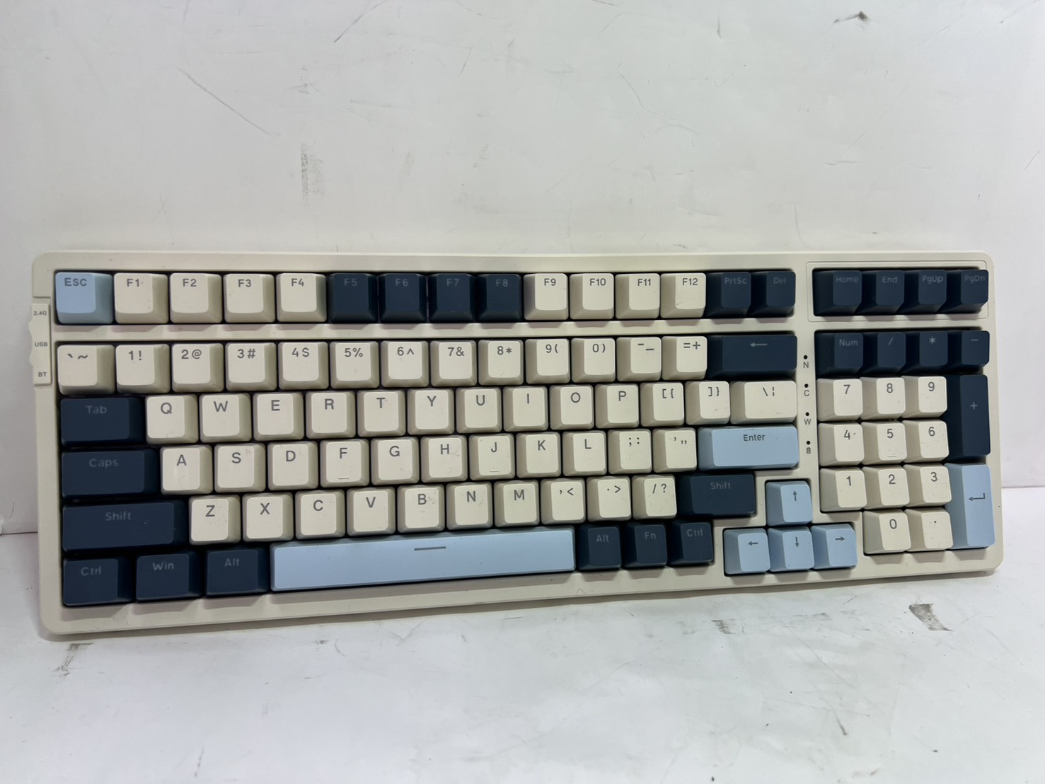 FREEWOLF K8 100KEY トリプルモード メカニカルゲーミングキーボード